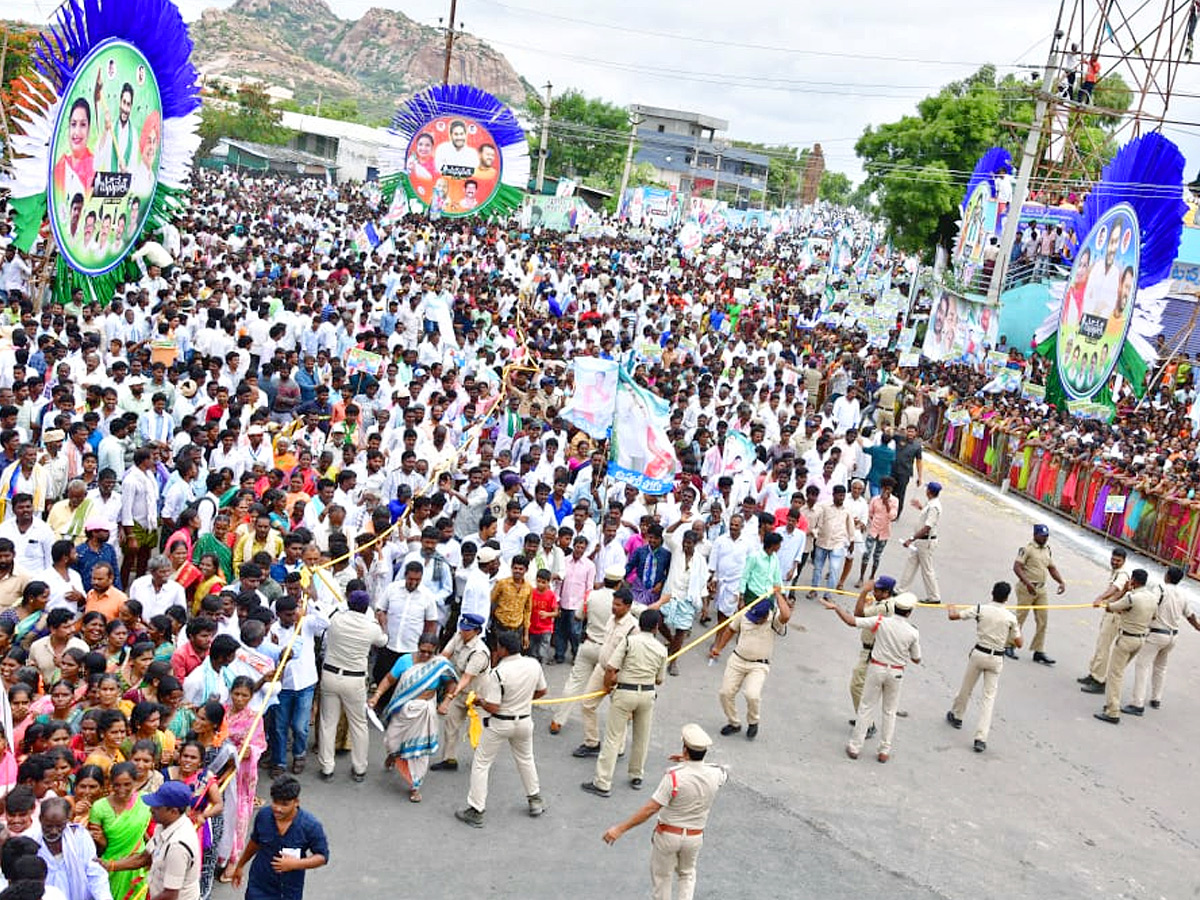 CM Jagan Convoy Receives Grand Welcome at Kalyandurgam Photos - Sakshi3