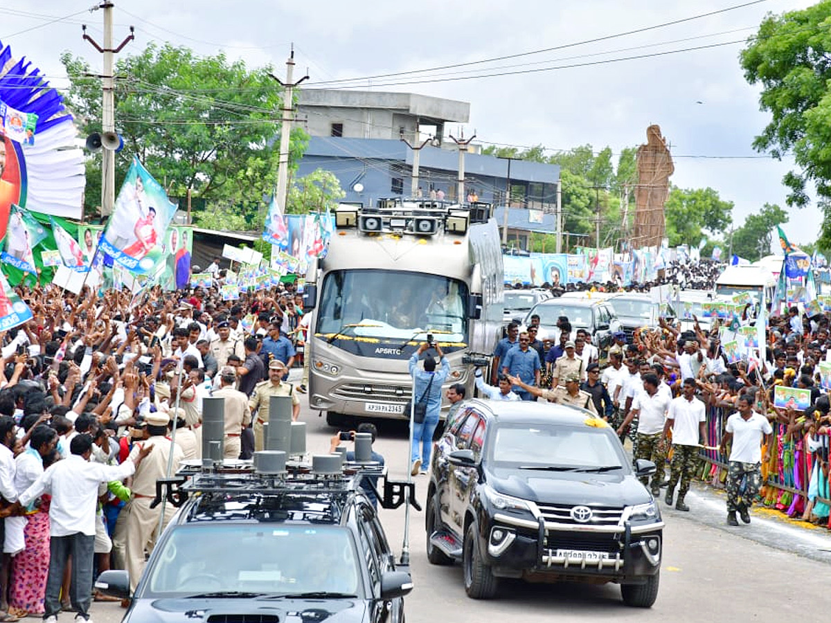 CM Jagan Convoy Receives Grand Welcome at Kalyandurgam Photos - Sakshi4