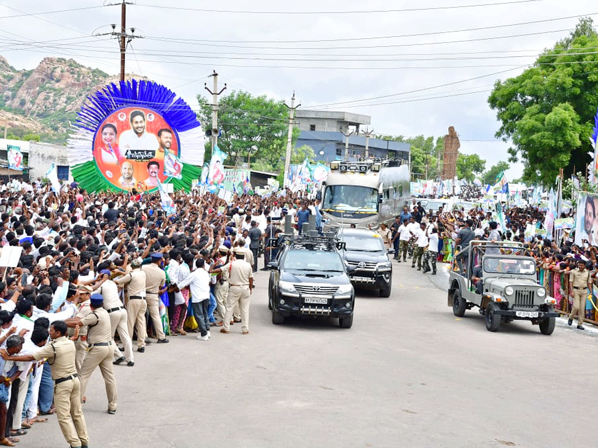 CM Jagan Convoy Receives Grand Welcome at Kalyandurgam Photos - Sakshi5