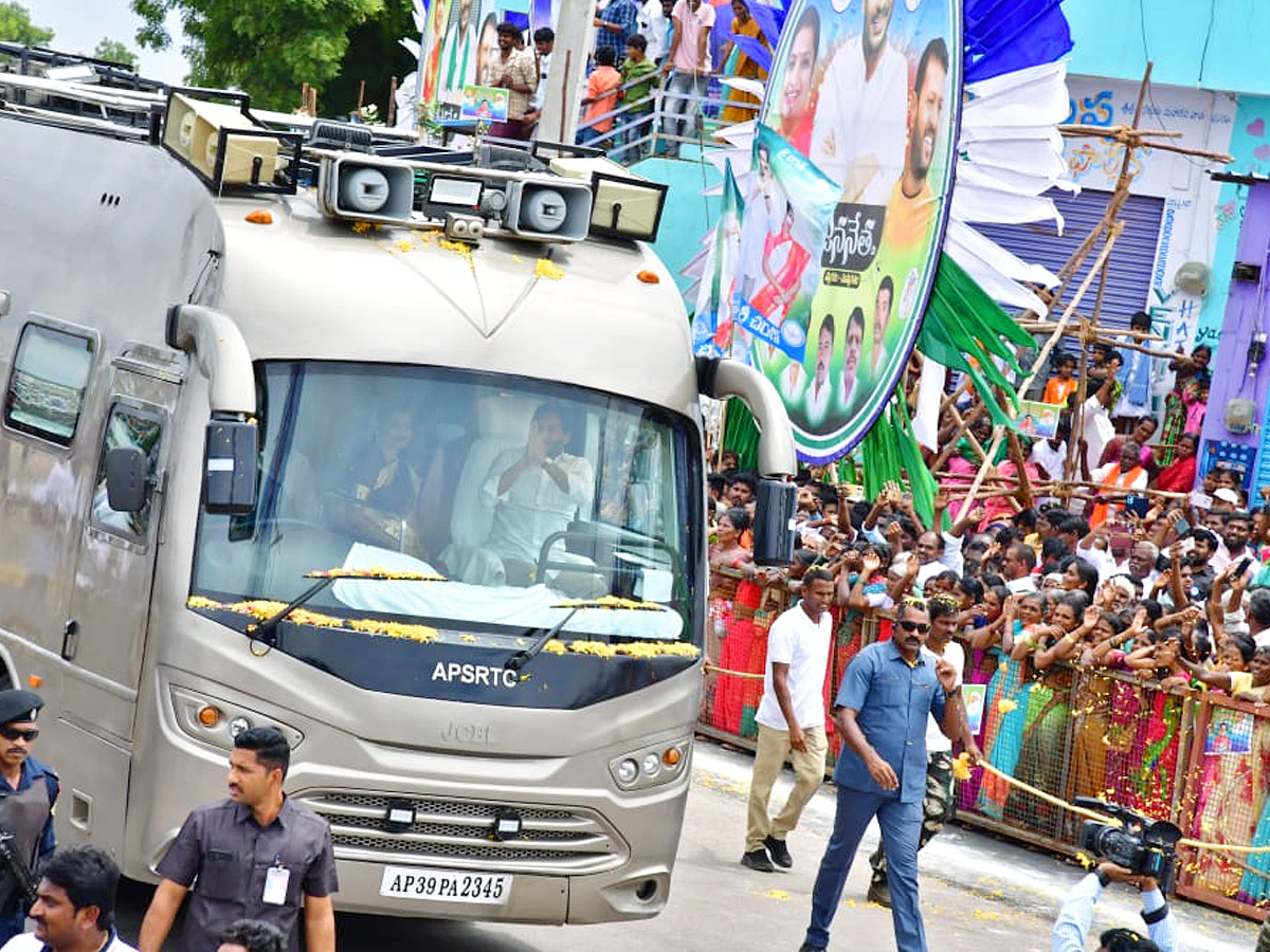 CM Jagan Convoy Receives Grand Welcome at Kalyandurgam Photos - Sakshi6