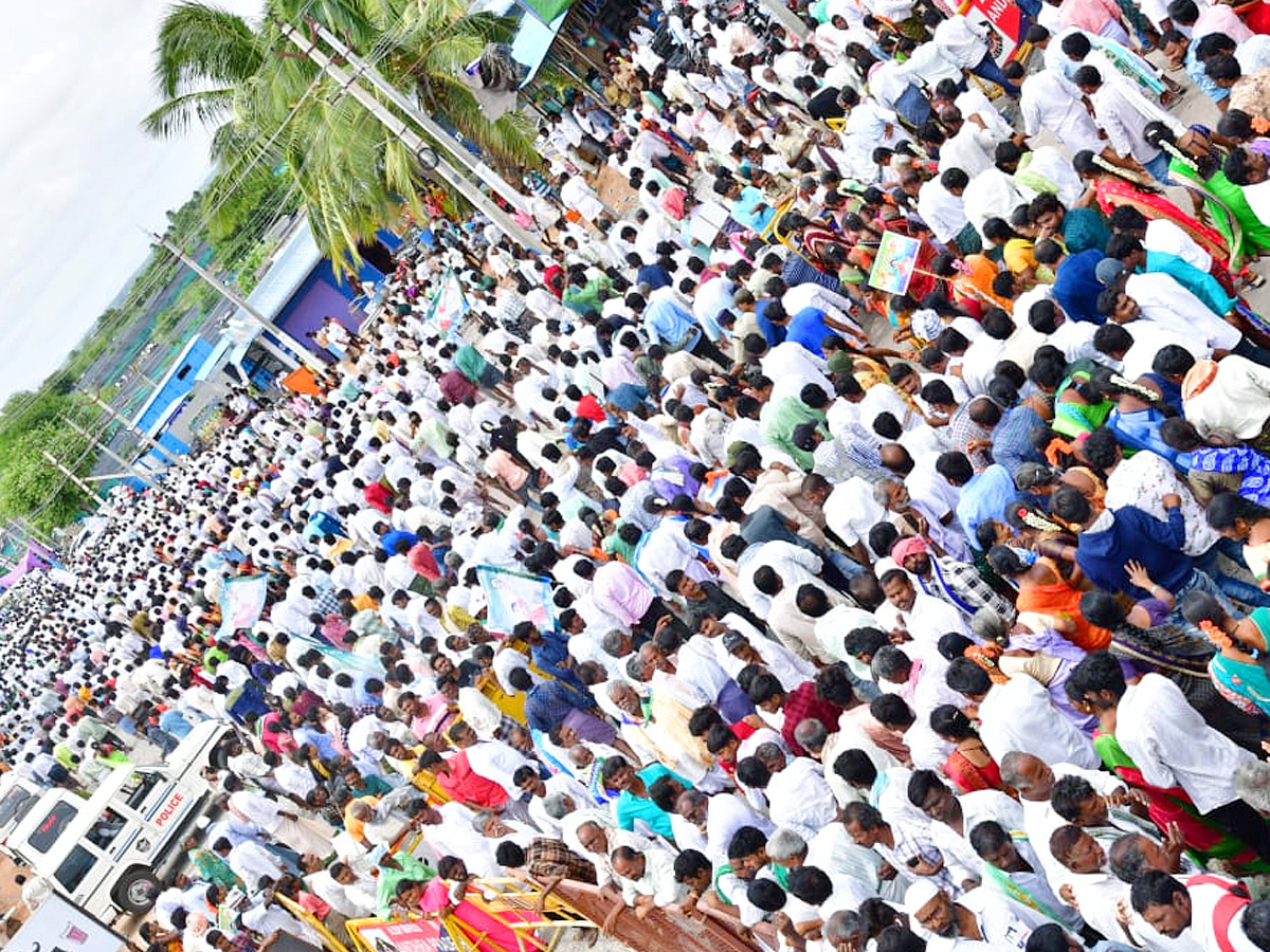 CM Jagan Convoy Receives Grand Welcome at Kalyandurgam Photos - Sakshi7