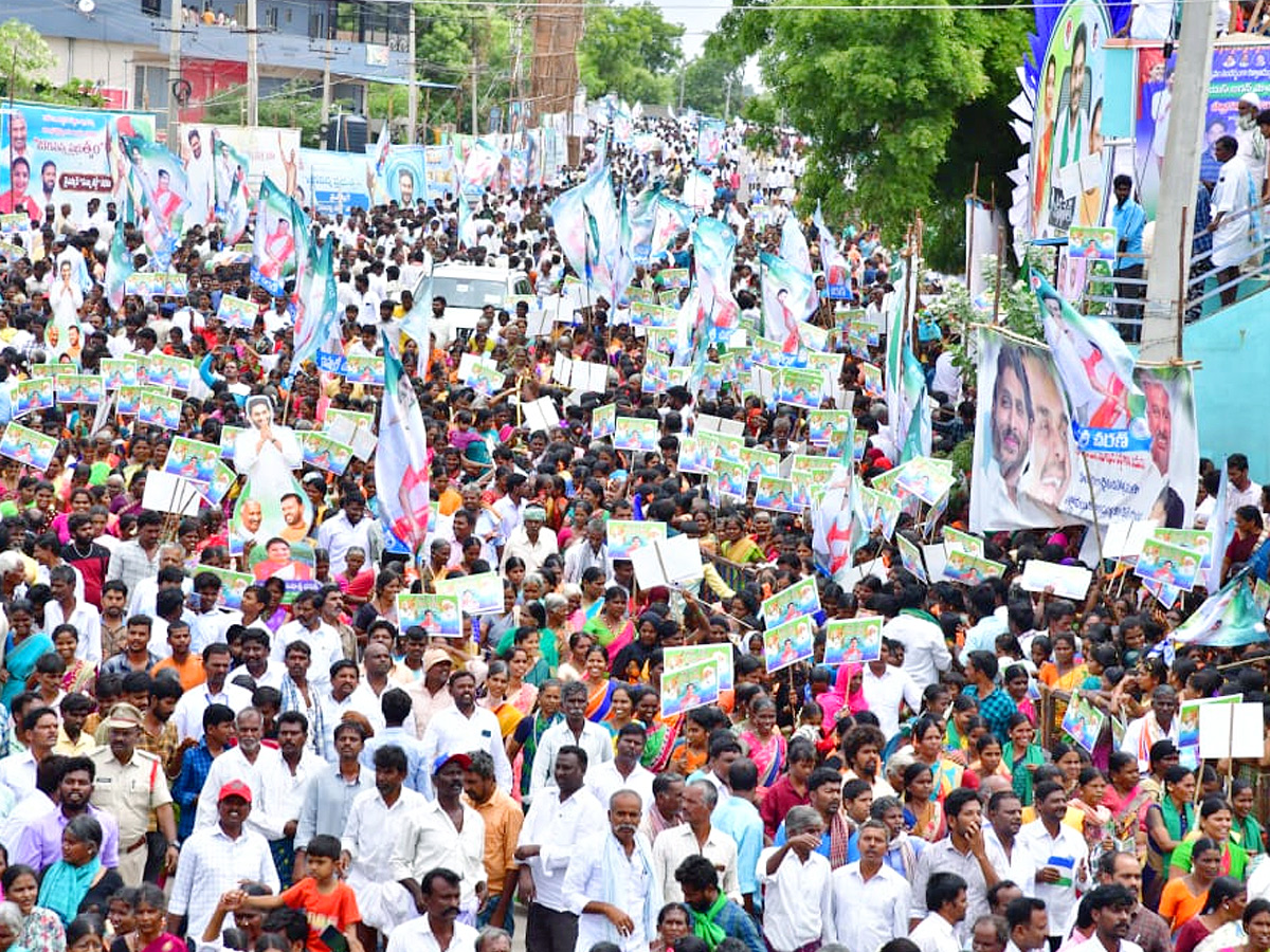 CM Jagan Convoy Receives Grand Welcome at Kalyandurgam Photos - Sakshi8