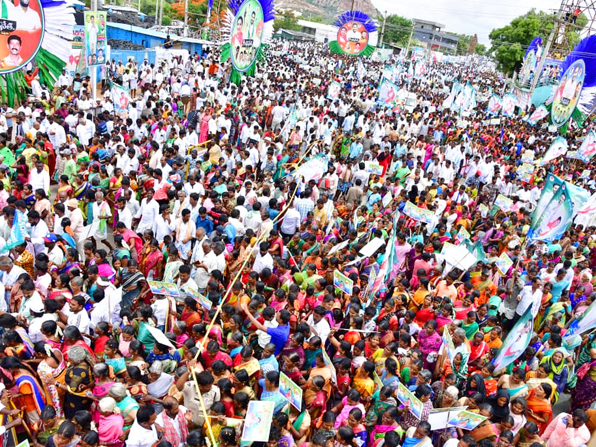 CM Jagan Convoy Receives Grand Welcome at Kalyandurgam Photos - Sakshi9