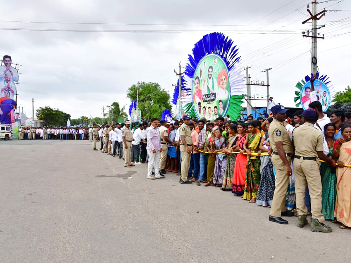 CM Jagan Convoy Receives Grand Welcome at Kalyandurgam Photos - Sakshi10