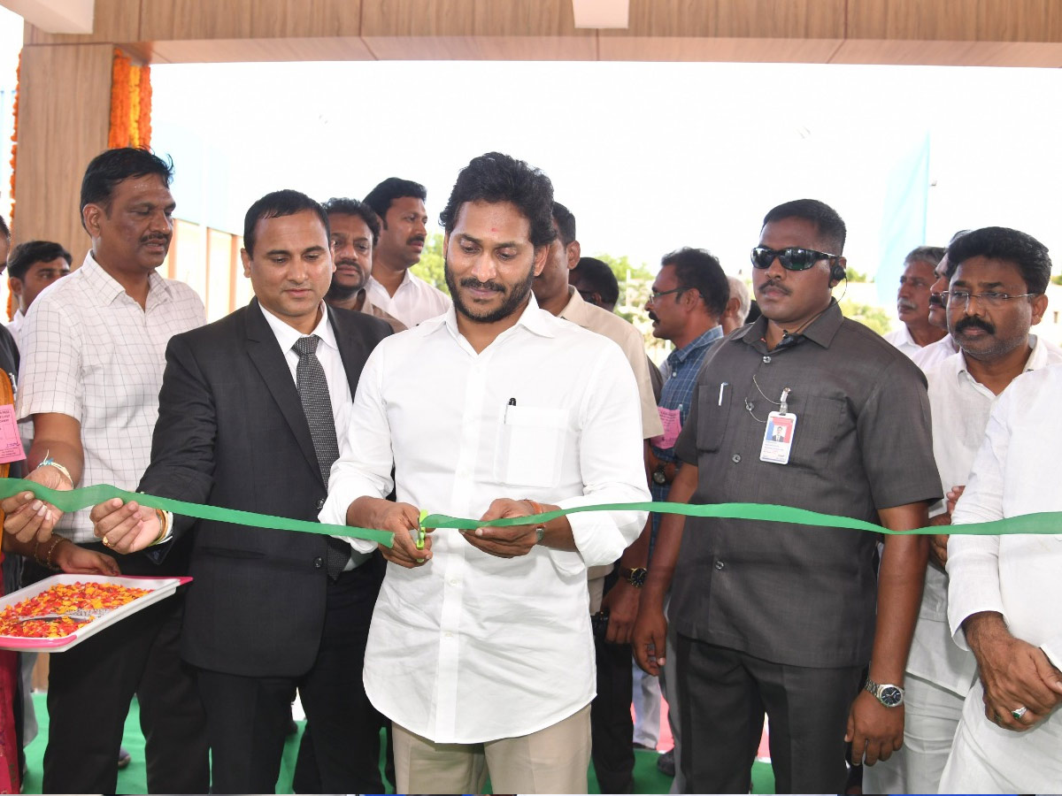 CM Jagan Inaugurates YSR Sports Academy at Pulivendula Photos - Sakshi22