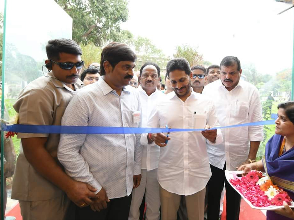 CM YS Jagan Inaugurates A Host Of Facilities Of At AU - Sakshi1