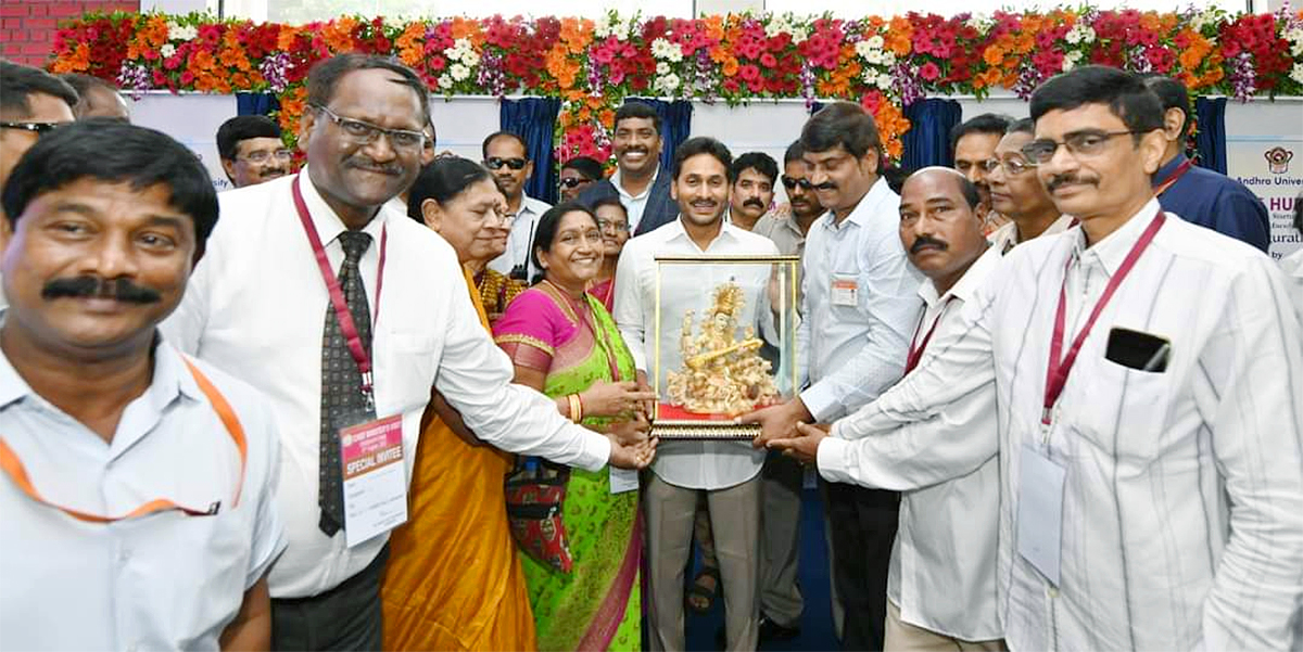 CM YS Jagan Inaugurates A Host Of Facilities Of At AU - Sakshi13