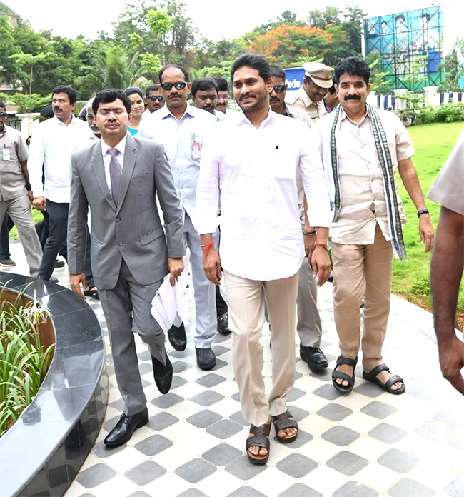 CM YS Jagan Inaugurates A Host Of Facilities Of At AU - Sakshi2