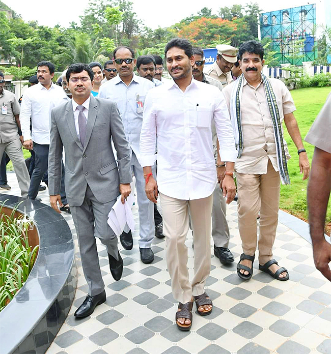 CM YS Jagan Inaugurates A Host Of Facilities Of At AU - Sakshi8