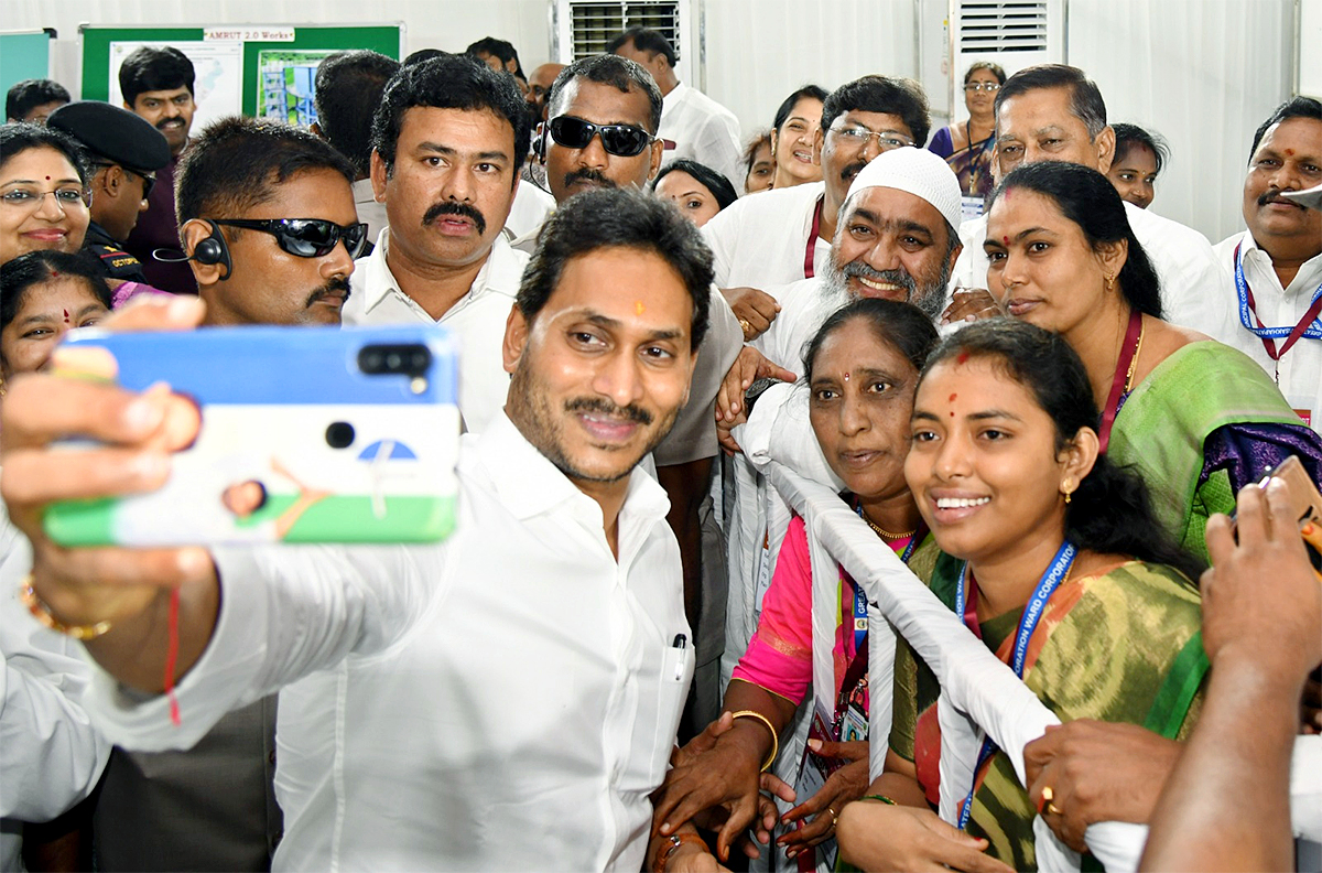 CM YS Jagan Visakha Tour Photos - Sakshi17