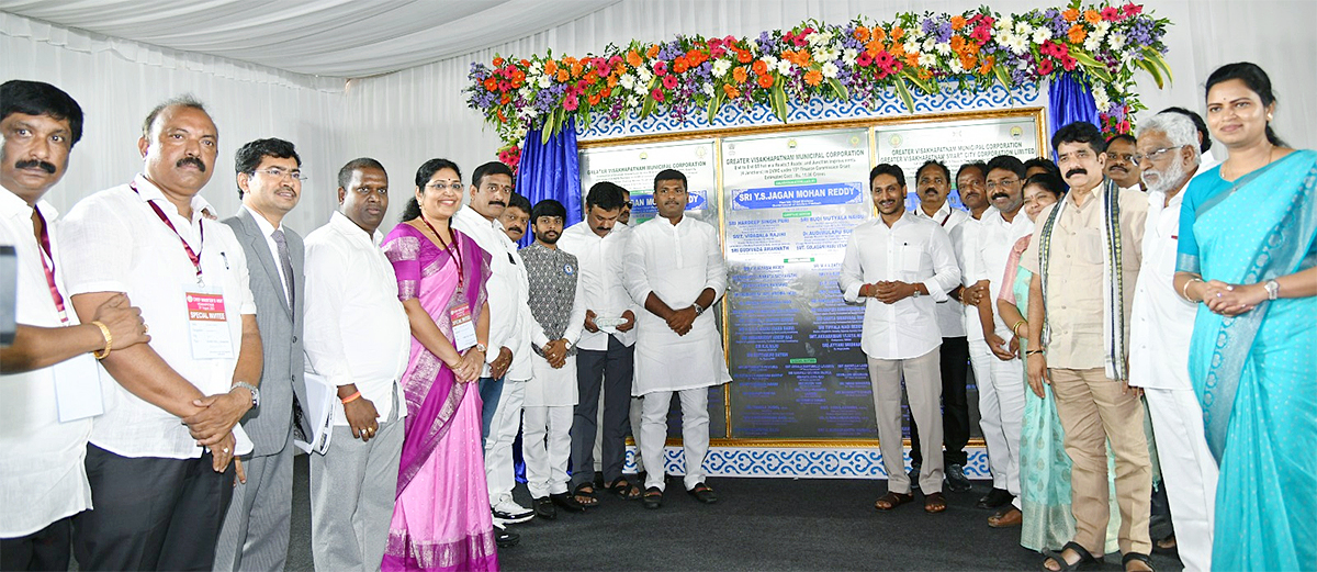 CM YS Jagan Visakha Tour Photos - Sakshi18