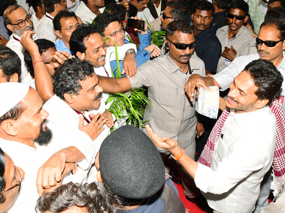 CM YS Jagan Visakha Tour Photos - Sakshi16