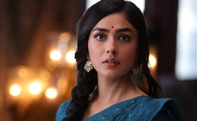 Mrunal Thakur Birthday Special From Beginning Career - Sakshi7