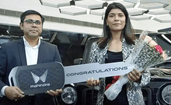 Mahindra gifts Thar to Nikhat Zareen for winning boxing championship Photos - Sakshi11