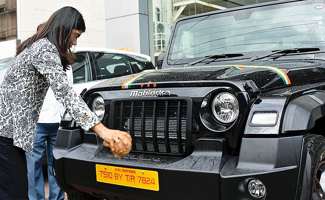 Mahindra gifts Thar to Nikhat Zareen for winning boxing championship Photos - Sakshi5