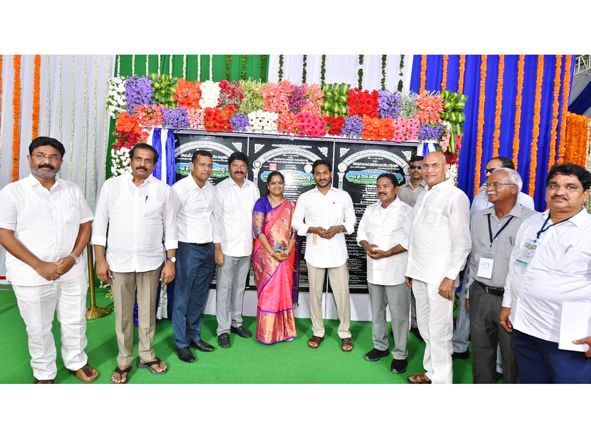 CM YS Jagan Release YSR Sunna Vaddi Scheme Funds At Amalapuram Photos - Sakshi1