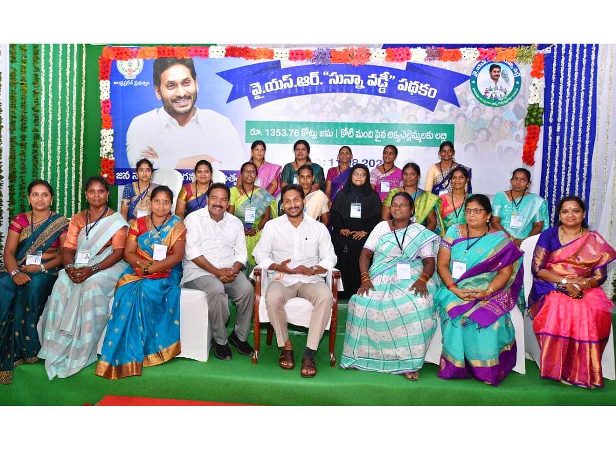 CM YS Jagan Release YSR Sunna Vaddi Scheme Funds At Amalapuram Photos - Sakshi20