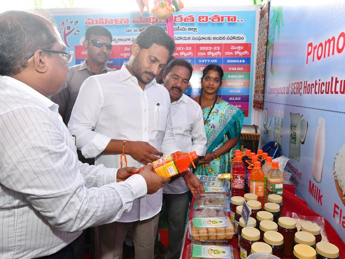 CM YS Jagan Release YSR Sunna Vaddi Scheme Funds At Amalapuram Photos - Sakshi17