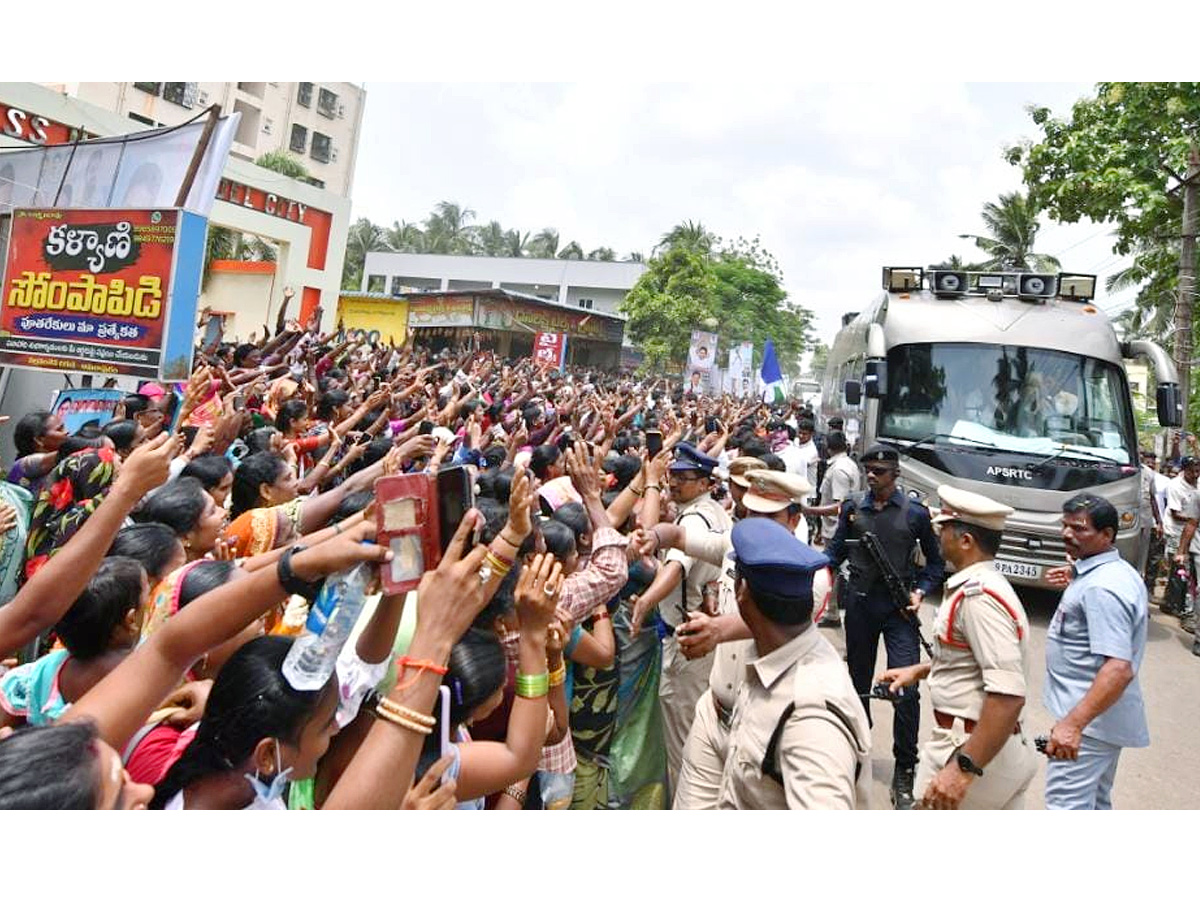 CM YS Jagan Release YSR Sunna Vaddi Scheme Funds At Amalapuram Photos - Sakshi2