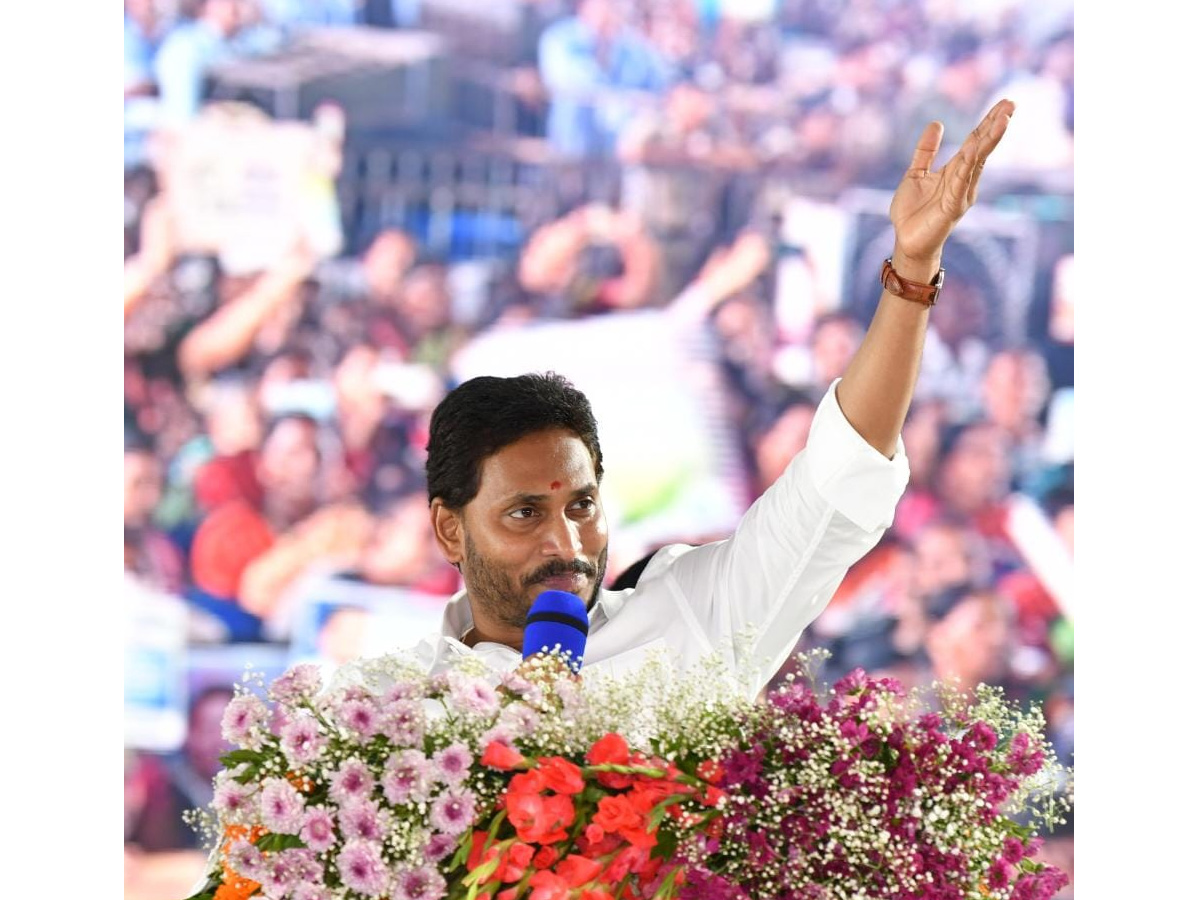 CM YS Jagan Release YSR Sunna Vaddi Scheme Funds At Amalapuram Photos - Sakshi10