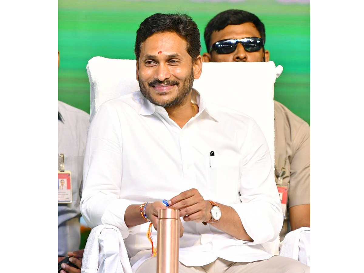 CM YS Jagan Release YSR Sunna Vaddi Scheme Funds At Amalapuram Photos - Sakshi12