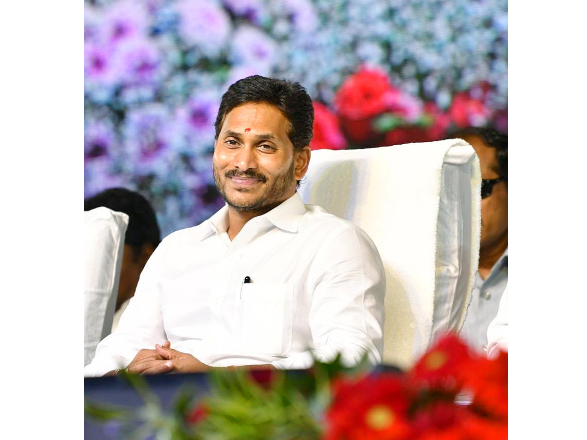 CM YS Jagan Release YSR Sunna Vaddi Scheme Funds At Amalapuram Photos - Sakshi13