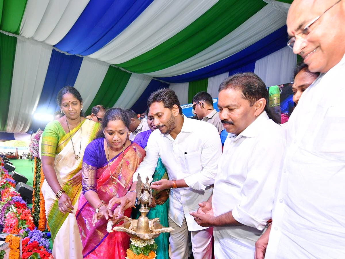 CM YS Jagan Release YSR Sunna Vaddi Scheme Funds At Amalapuram Photos - Sakshi14