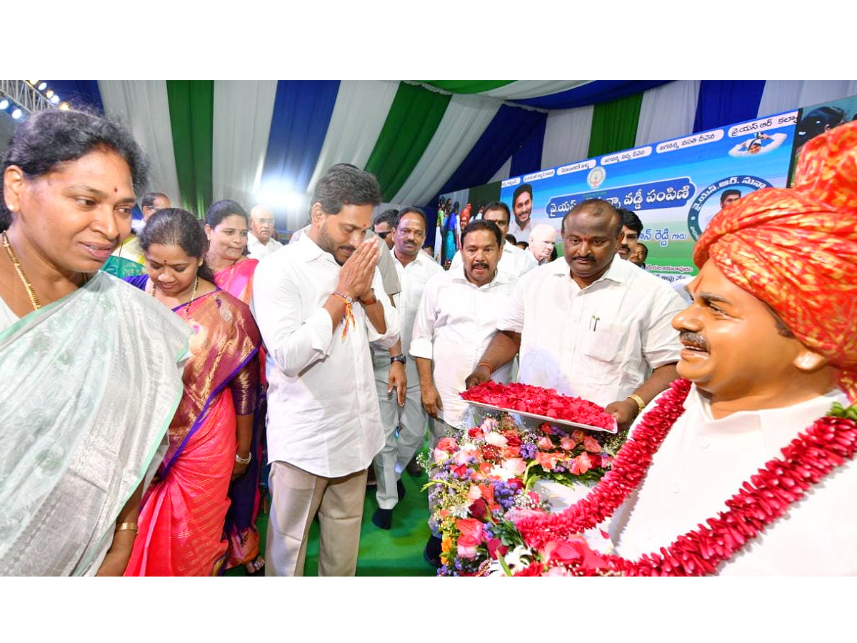 CM YS Jagan Release YSR Sunna Vaddi Scheme Funds At Amalapuram Photos - Sakshi15