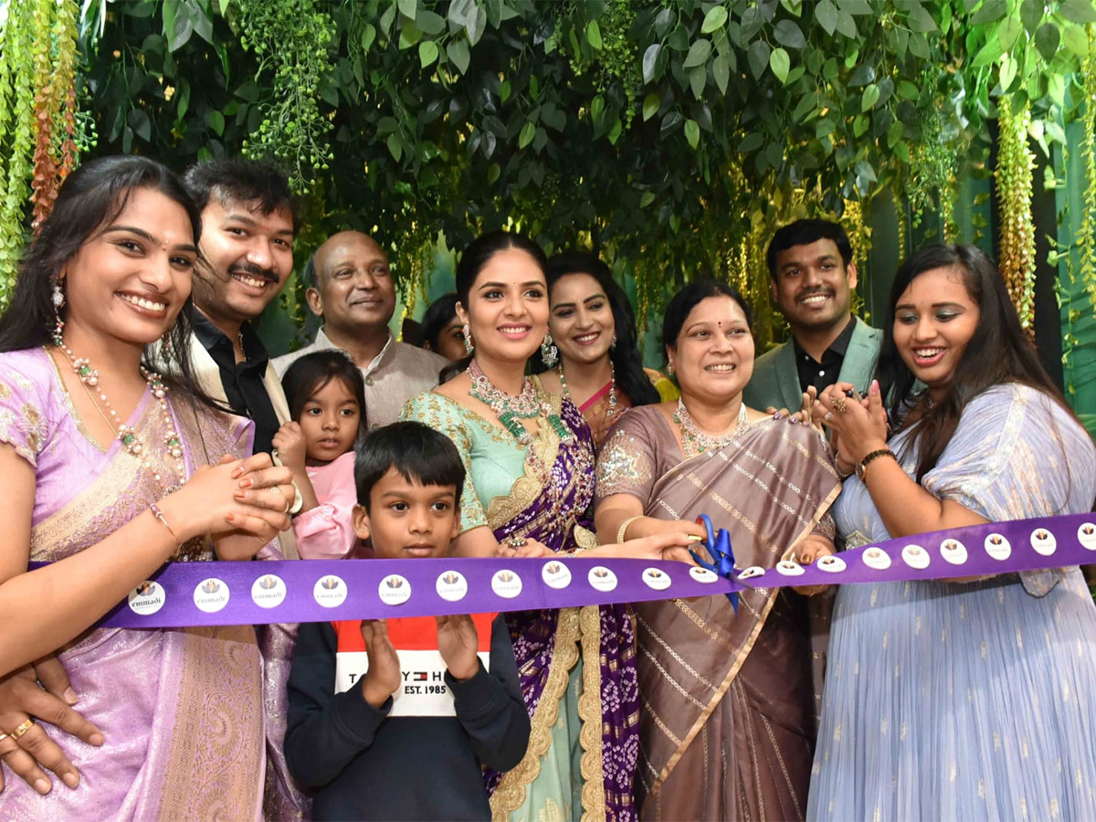 Film actress Sreemukhi opened jewelery showroom - Sakshi11