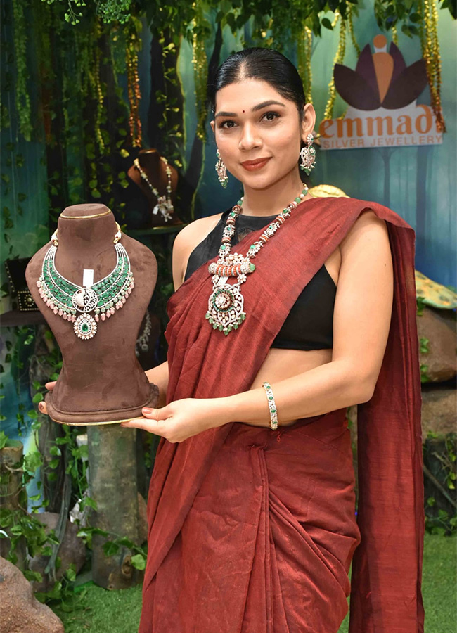 Film actress Sreemukhi opened jewelery showroom - Sakshi12