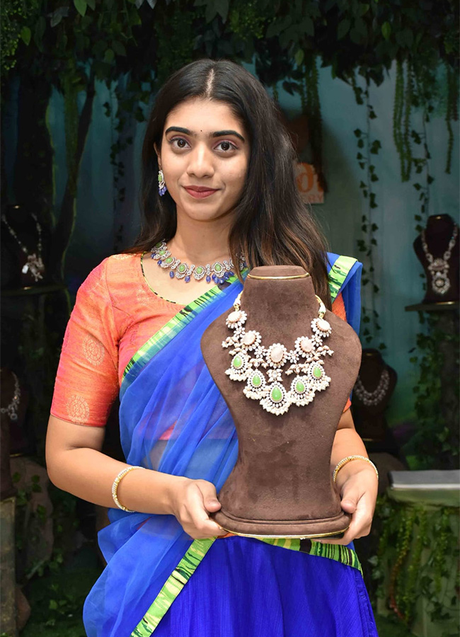 Film actress Sreemukhi opened jewelery showroom - Sakshi15