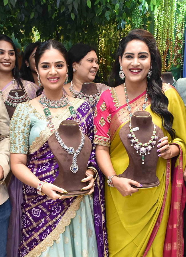 Film actress Sreemukhi opened jewelery showroom - Sakshi16