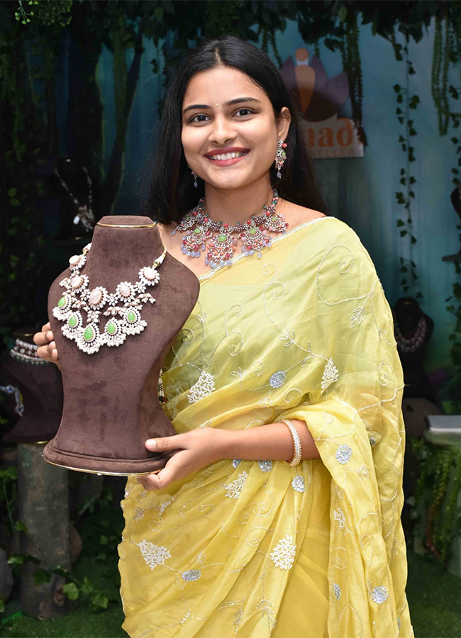 Film actress Sreemukhi opened jewelery showroom - Sakshi17