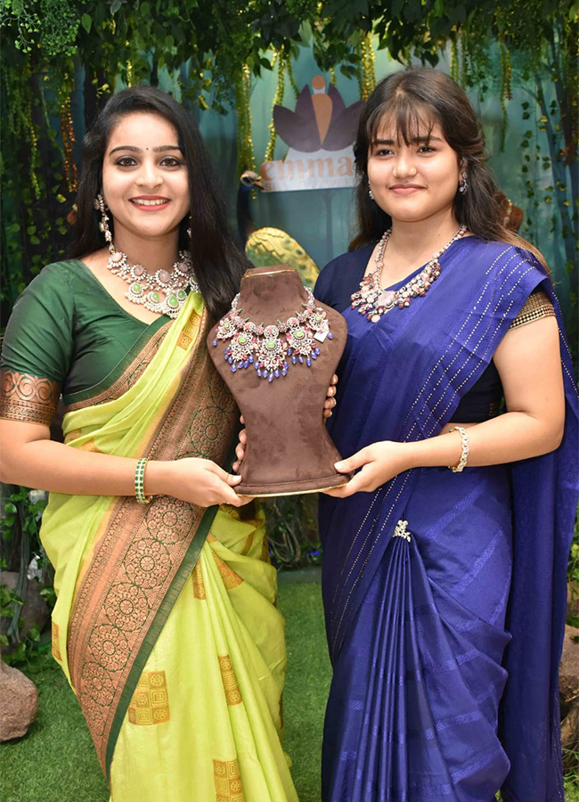 Film actress Sreemukhi opened jewelery showroom - Sakshi18