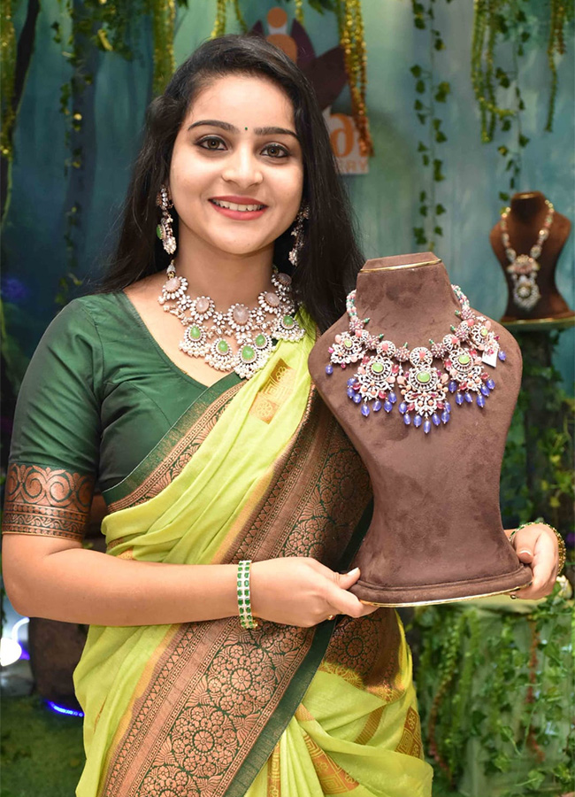 Film actress Sreemukhi opened jewelery showroom - Sakshi19