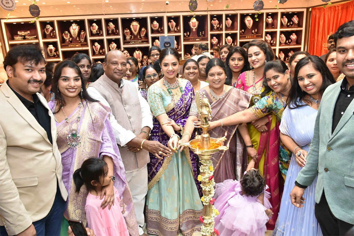 Film actress Sreemukhi opened jewelery showroom - Sakshi3