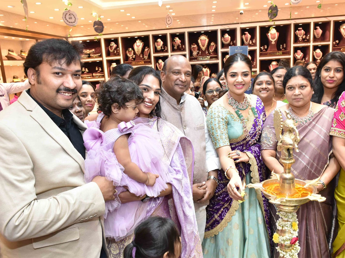 Film actress Sreemukhi opened jewelery showroom - Sakshi5