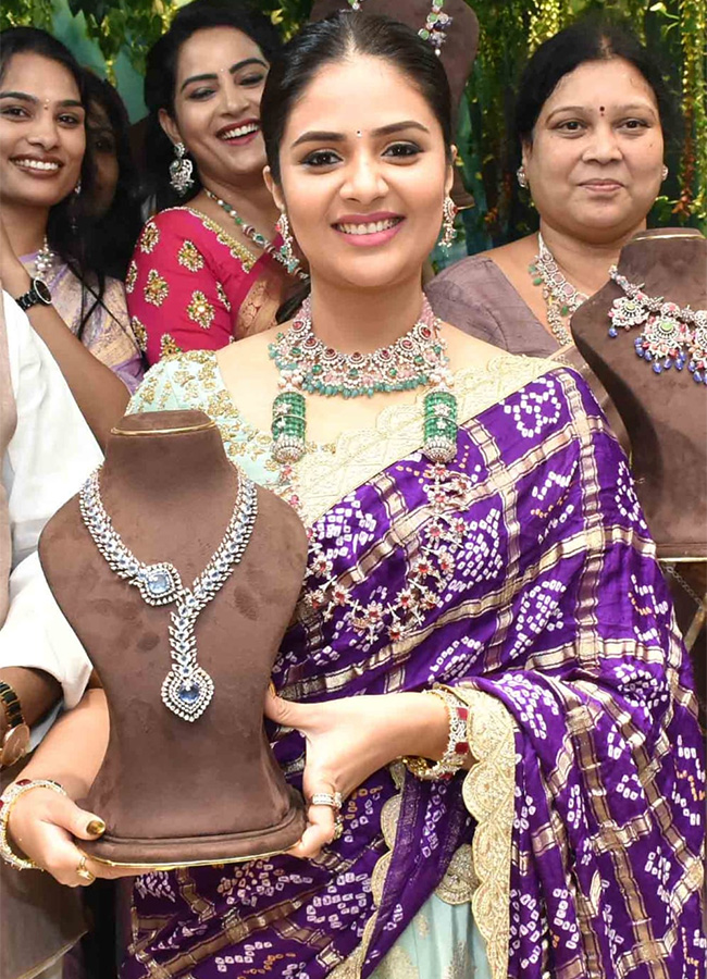 Film actress Sreemukhi opened jewelery showroom - Sakshi6