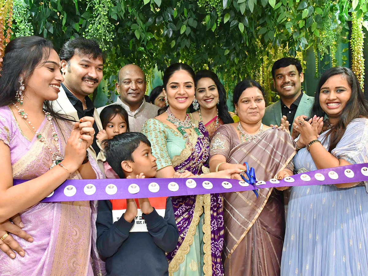 Film actress Sreemukhi opened jewelery showroom - Sakshi7