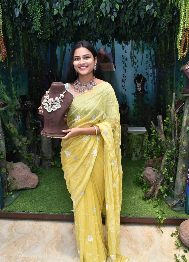 Film actress Sreemukhi opened jewelery showroom - Sakshi9