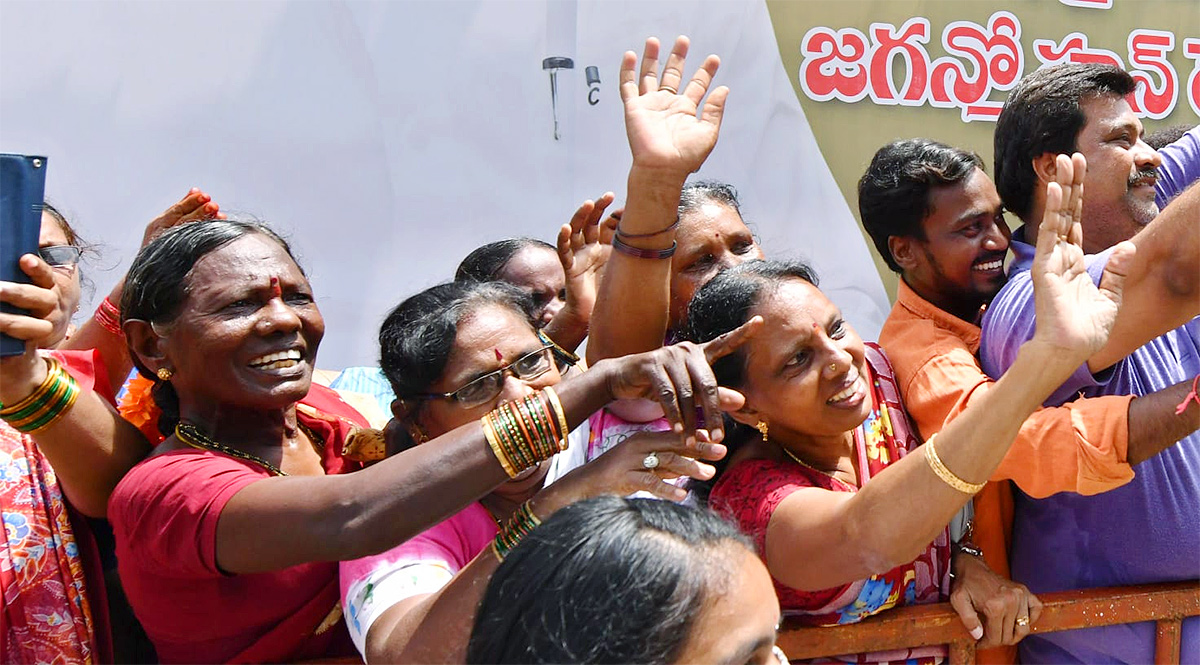 Huge Crowd  At CM YS Jagans Amalapuram Public Meeting - Sakshi10