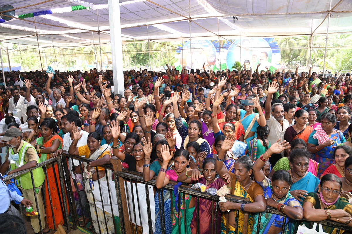 Huge Crowd  At CM YS Jagans Amalapuram Public Meeting - Sakshi11