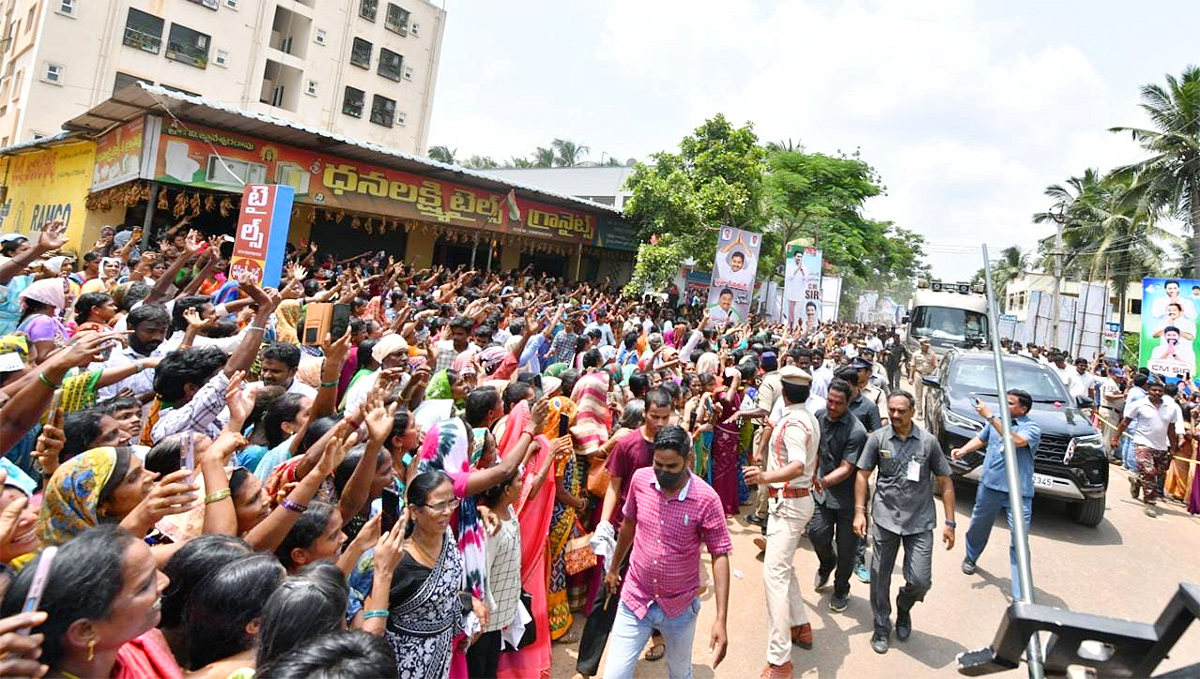 Huge Crowd  At CM YS Jagans Amalapuram Public Meeting - Sakshi12