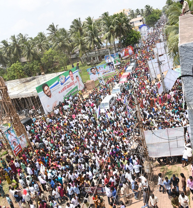 Huge Crowd  At CM YS Jagans Amalapuram Public Meeting - Sakshi15