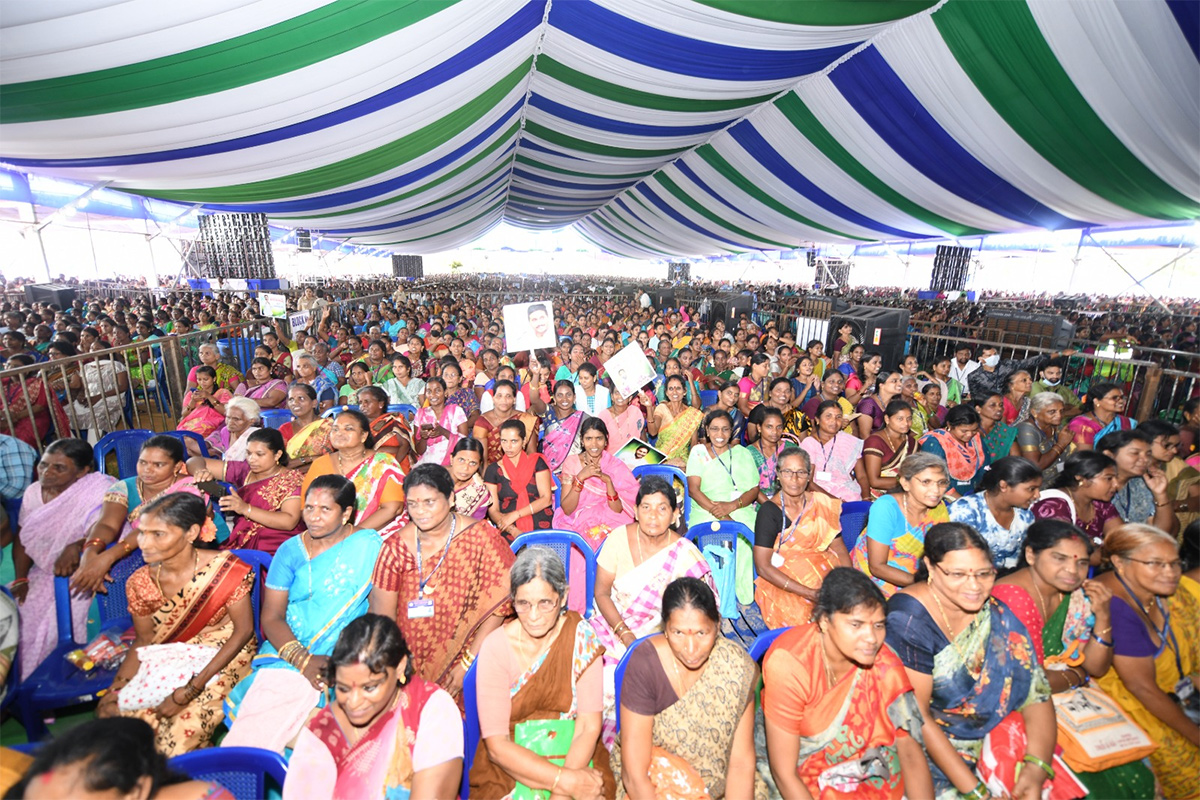 Huge Crowd  At CM YS Jagans Amalapuram Public Meeting - Sakshi19