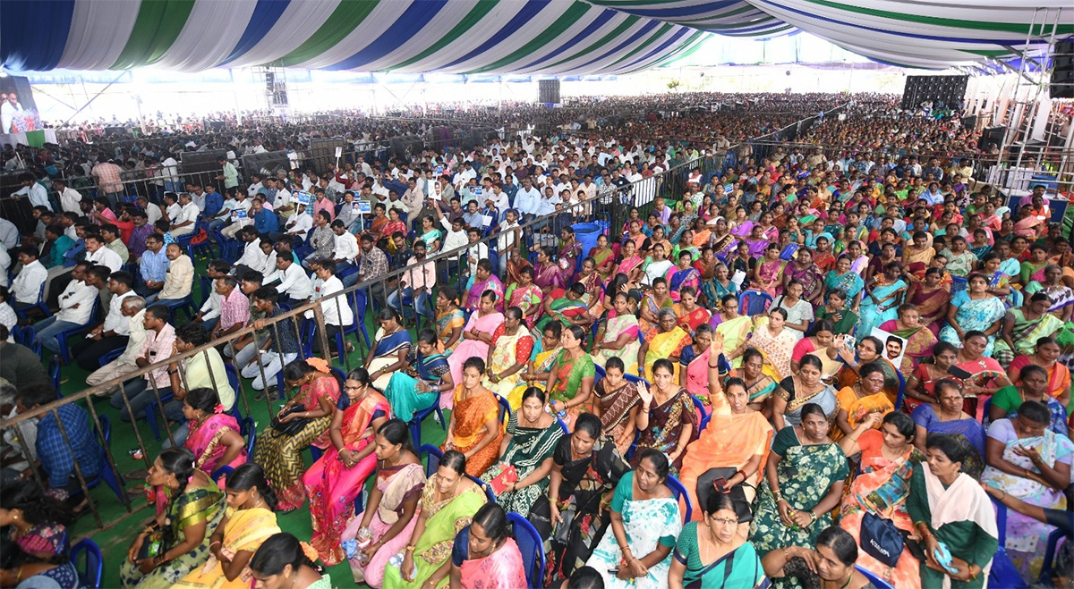 Huge Crowd  At CM YS Jagans Amalapuram Public Meeting - Sakshi32