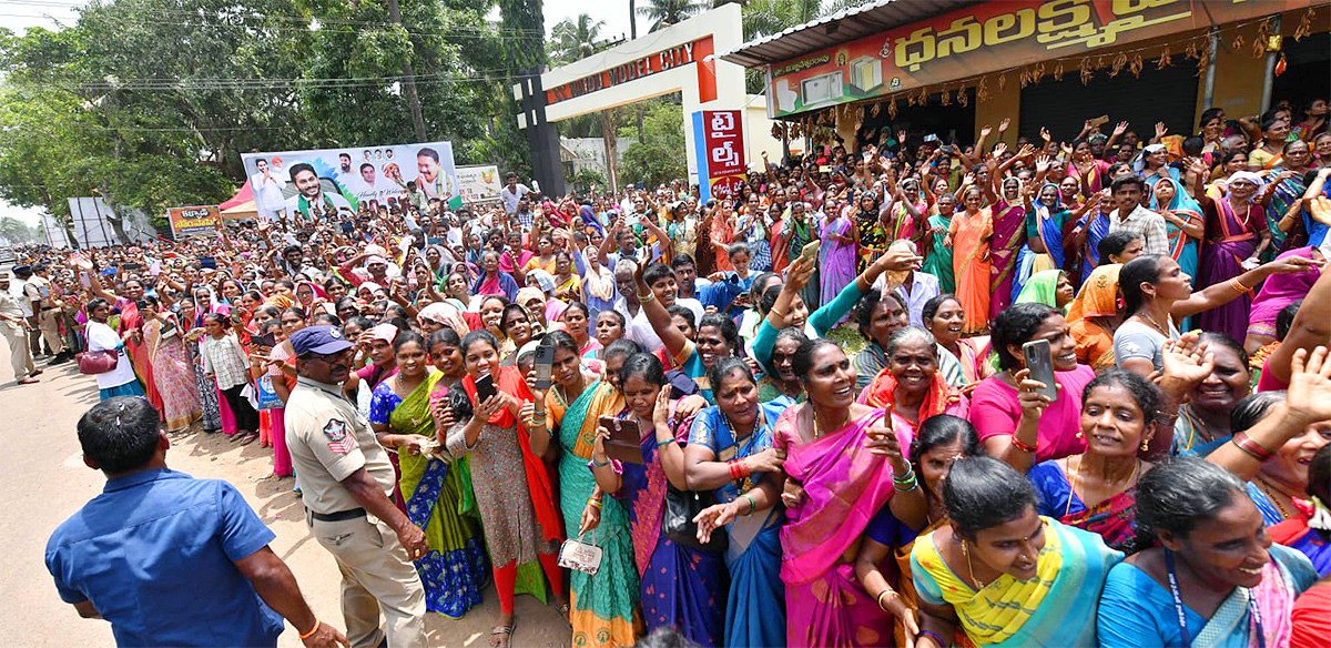 Huge Crowd  At CM YS Jagans Amalapuram Public Meeting - Sakshi33