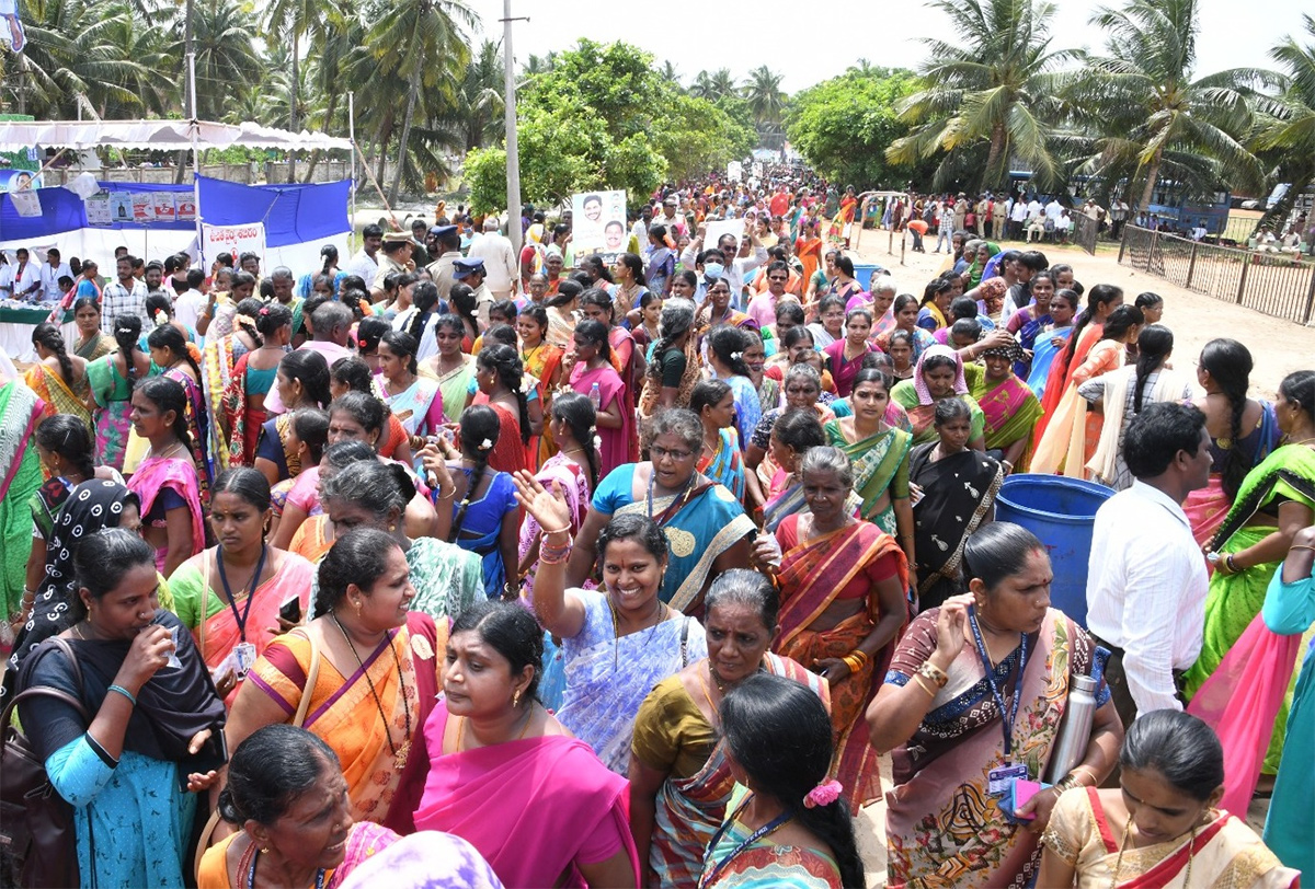 Huge Crowd  At CM YS Jagans Amalapuram Public Meeting - Sakshi4