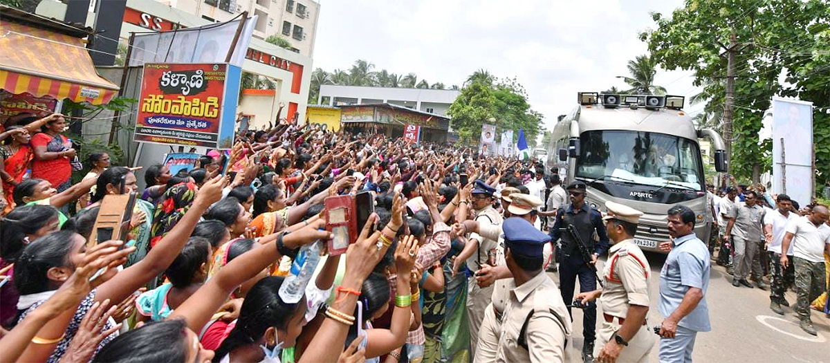 Huge Crowd  At CM YS Jagans Amalapuram Public Meeting - Sakshi35