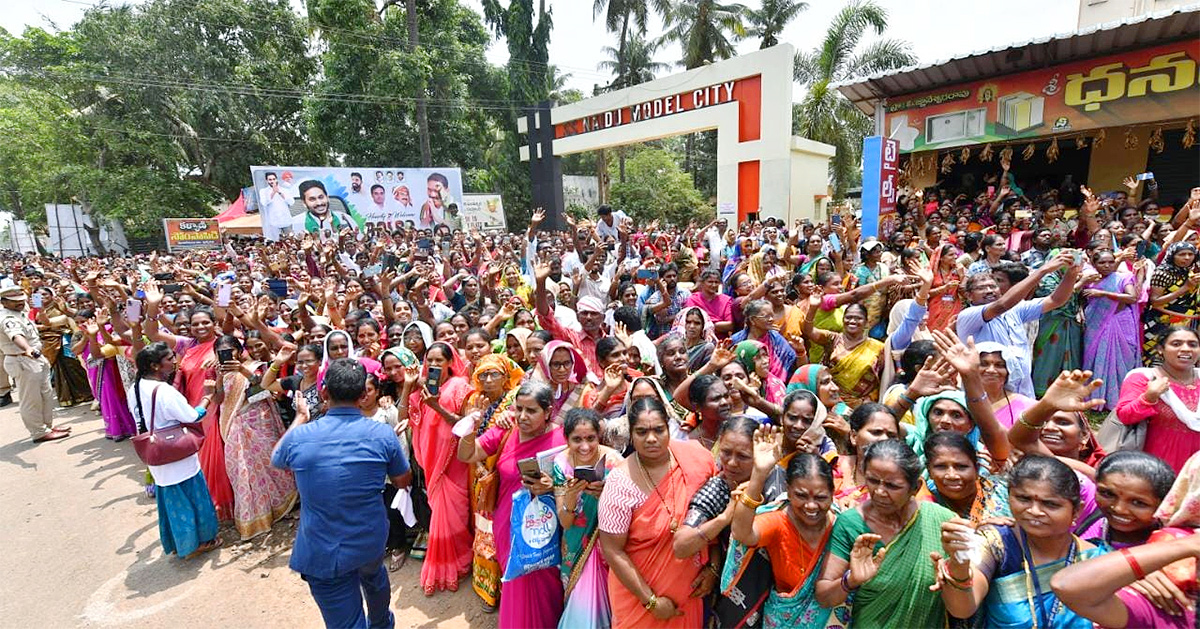 Huge Crowd  At CM YS Jagans Amalapuram Public Meeting - Sakshi36